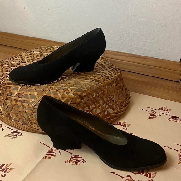 Yves Saint Laurent Black Suede Kitten Pumps- Needs Repairs - Picture 3 of 4